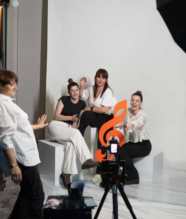 Studio booth cu grup de fete care fac poza