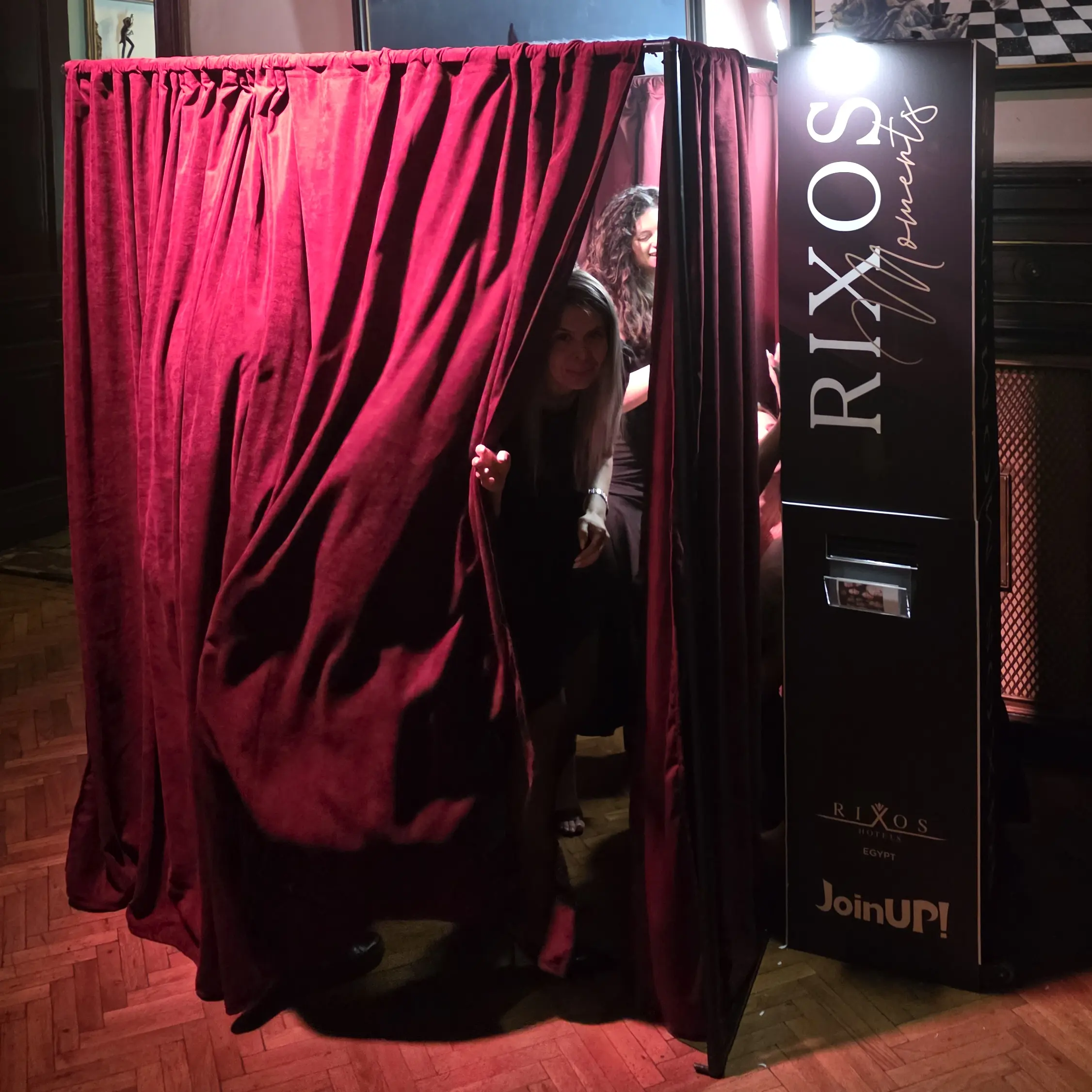 Studiu de Caz: Cabina Foto Inchisa la Gala Rixos Hotels – Palatul Bragadiru 2026 6 Invitat in cabina foto inchisa Rixos event