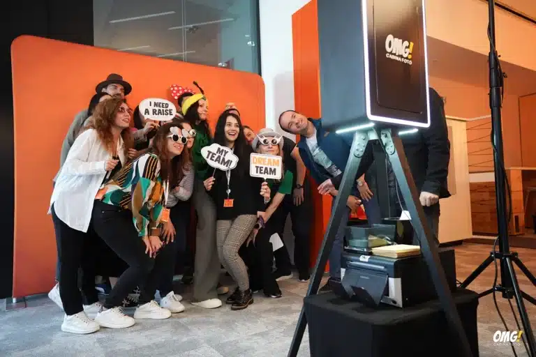 Servicii PhotoBooth Bucuresti 2 Grup mare de invitati cu recuzita la Cabina Foto Black Boothy OMG in timpul unui eveniment corporate