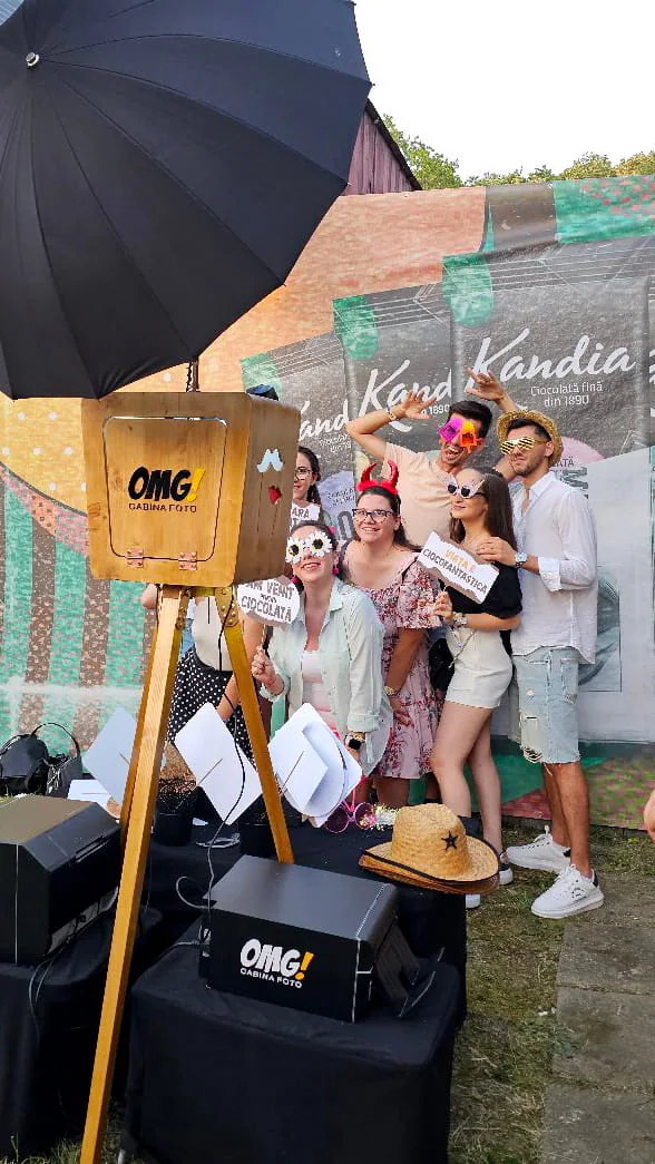 Invitați folosind Cabina Foto Retro Classic la un eveniment