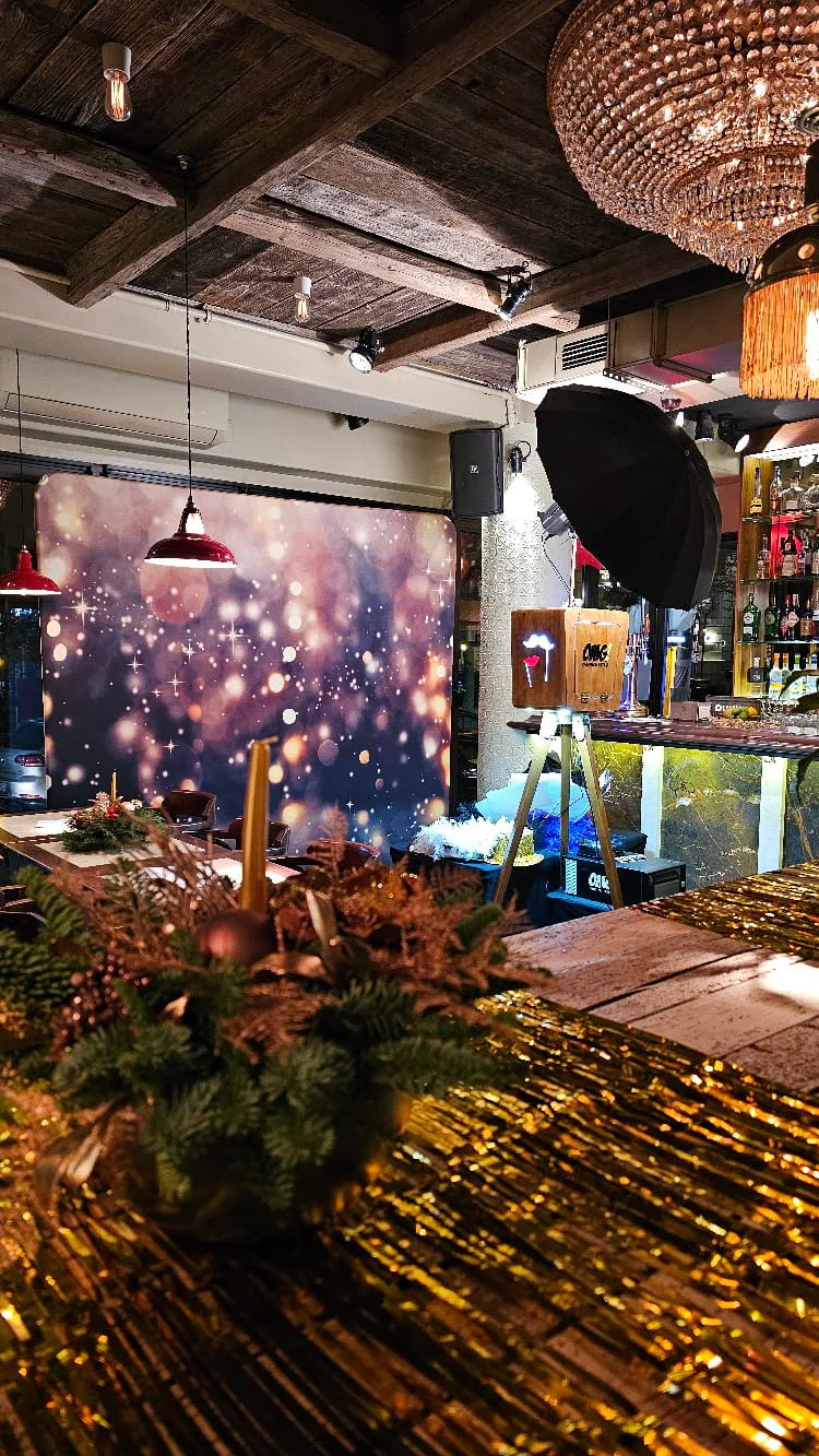 Cabina Foto Retro Classic într-un decor interior cu lumină caldă