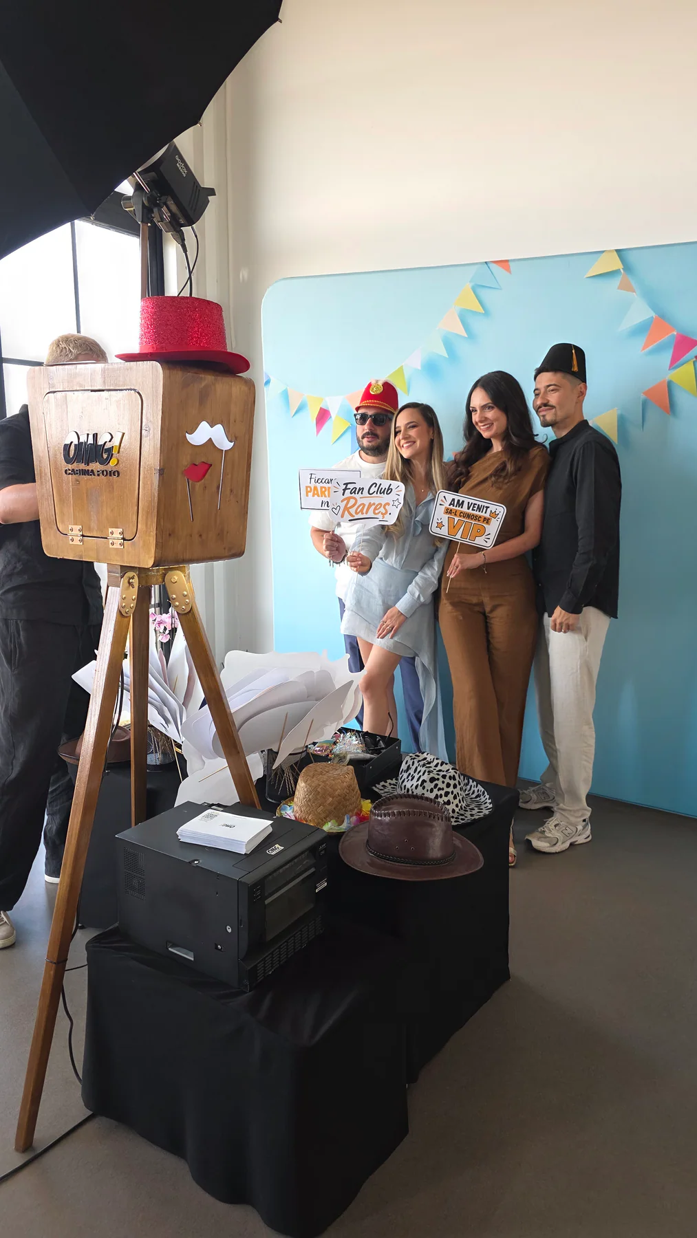 Cabina Foto Retro Classic și invitați într-un decor luminos