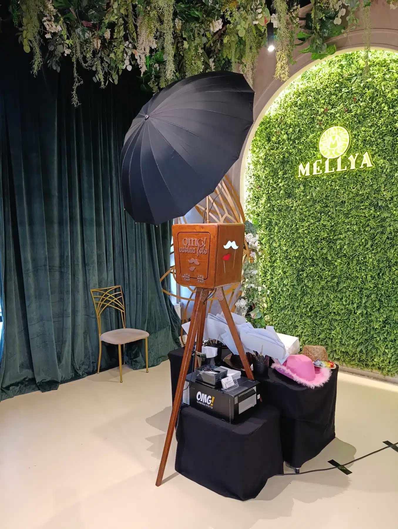 Cabina Foto Retro Classic din lemn natural într-un decor cu perete verde