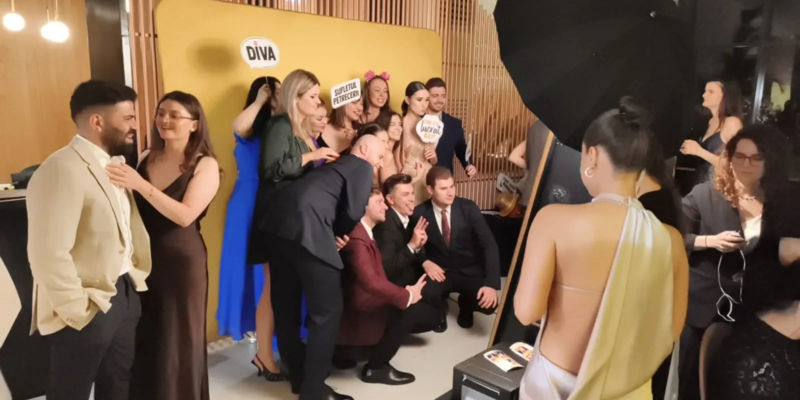 Grup de invitați pozând la Oglinda Foto OMG în timpul unei nunți Grup de invitați pozând la Oglinda Foto OMG în timpul unei nunți