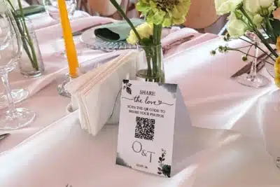 Card QR tip călăreț așezat vertical pe masă la un eveniment