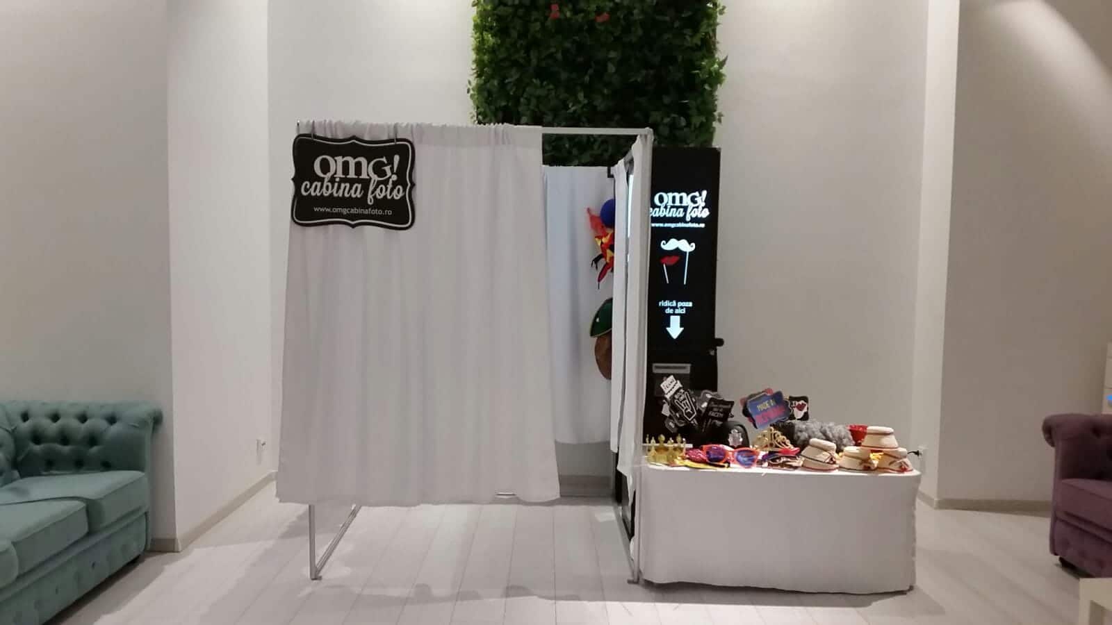 Cabina închisă cu perdele albe la nunta sau botez – Cabina Foto Închisă OMG