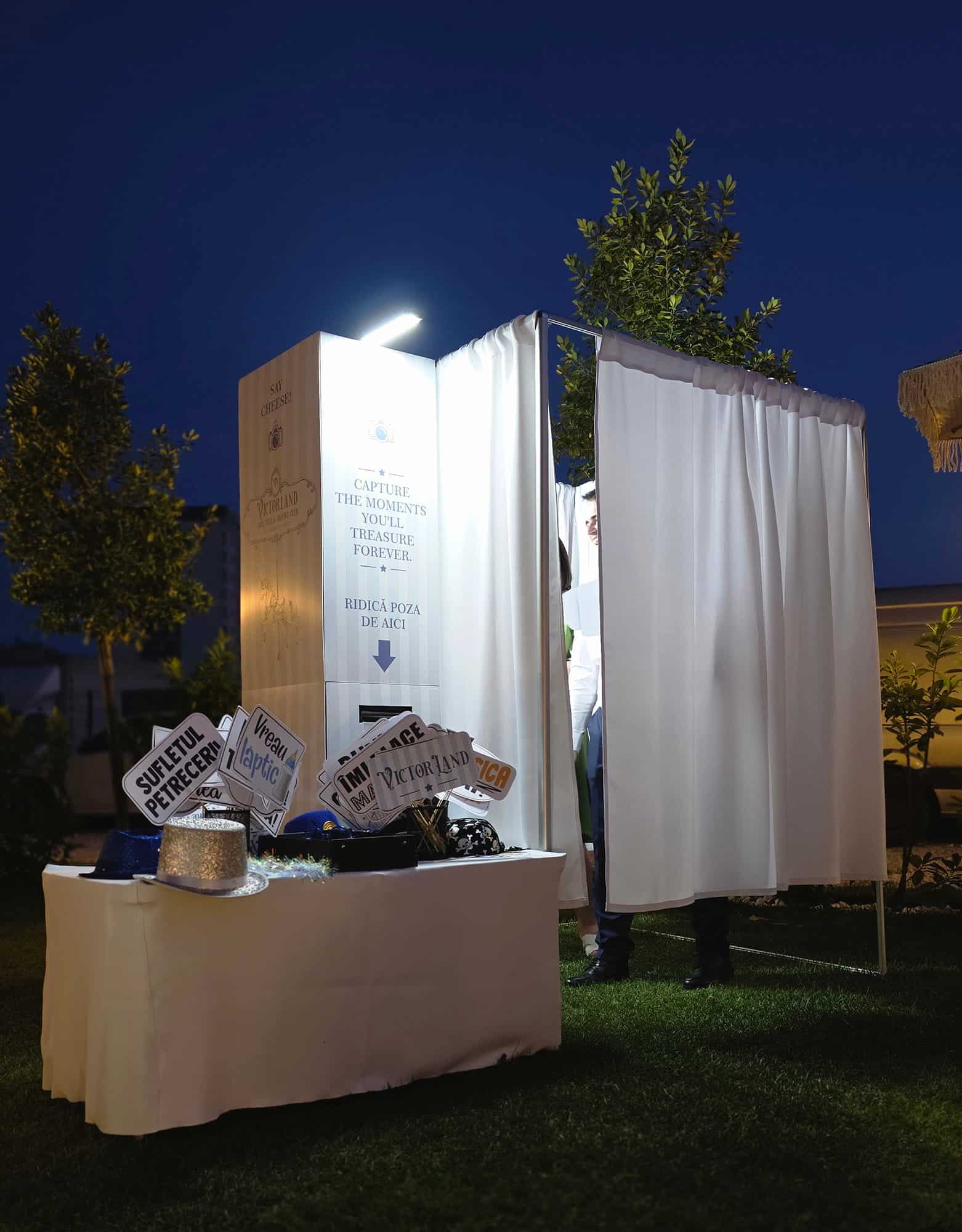 Cabina închisă cu perdele albe la nunta sau botez – Cabina Foto Închisă OMG