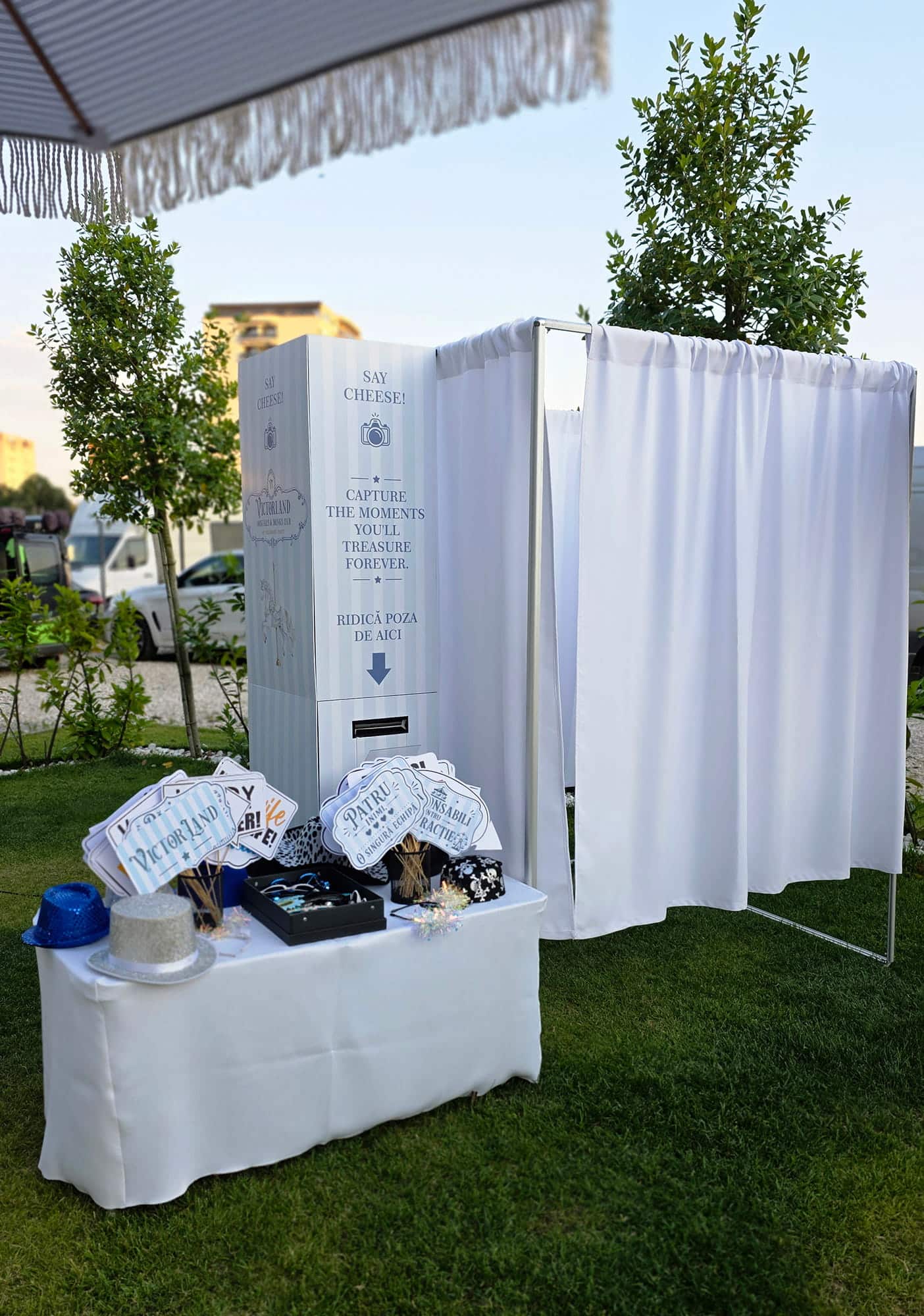 Cabina închisă cu perdele albe la nunta sau botez – Cabina Foto Închisă OMG