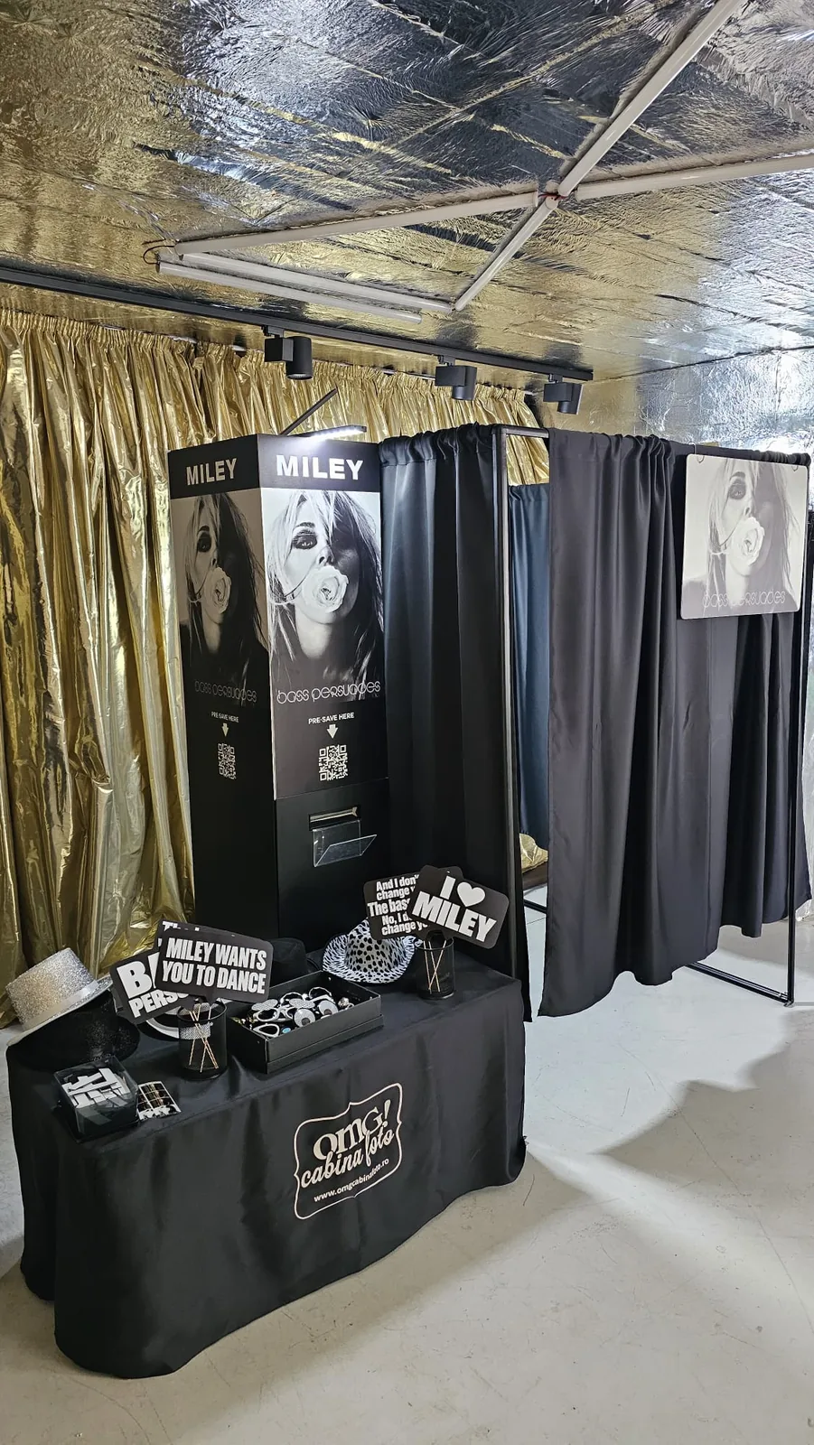 Exteriorul cabinei foto închise și props-urile personalizate pregătite pentru Miley Cyrus Global Listening Party