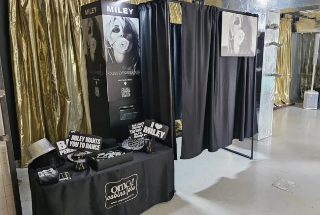 Miley Cyrus Global Listening Party – miley-listening-party-02 Cabina foto închisă personalizată pentru Miley Cyrus Global Listening Party la MugShot, București