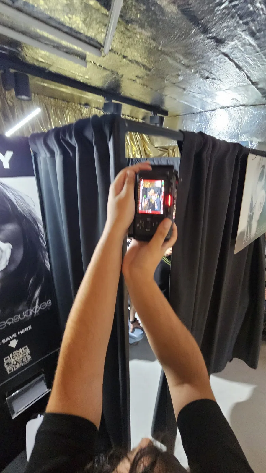 Studiu de caz: Cabină foto închisă la Miley Cyrus Global Listening Party 10 Un invitat fotografiază ecranul cabinei foto personalizate