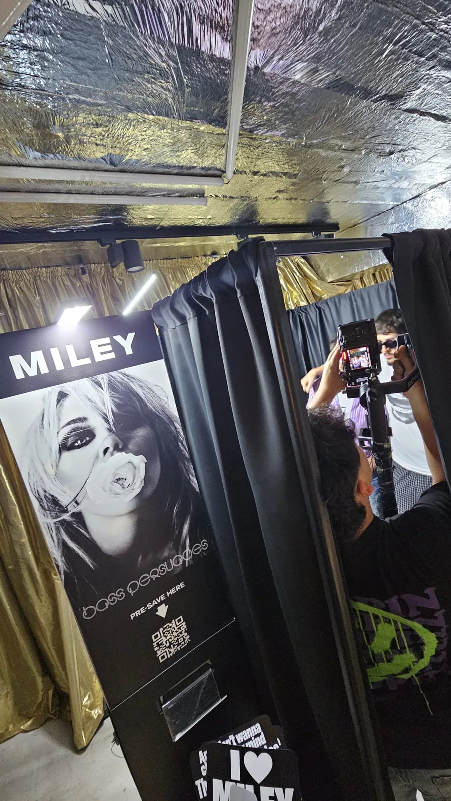 Studiu de caz: Cabină foto închisă la Miley Cyrus Global Listening Party 11 Panoul grafic Miley de pe cabina foto închisă, văzut din lateral
