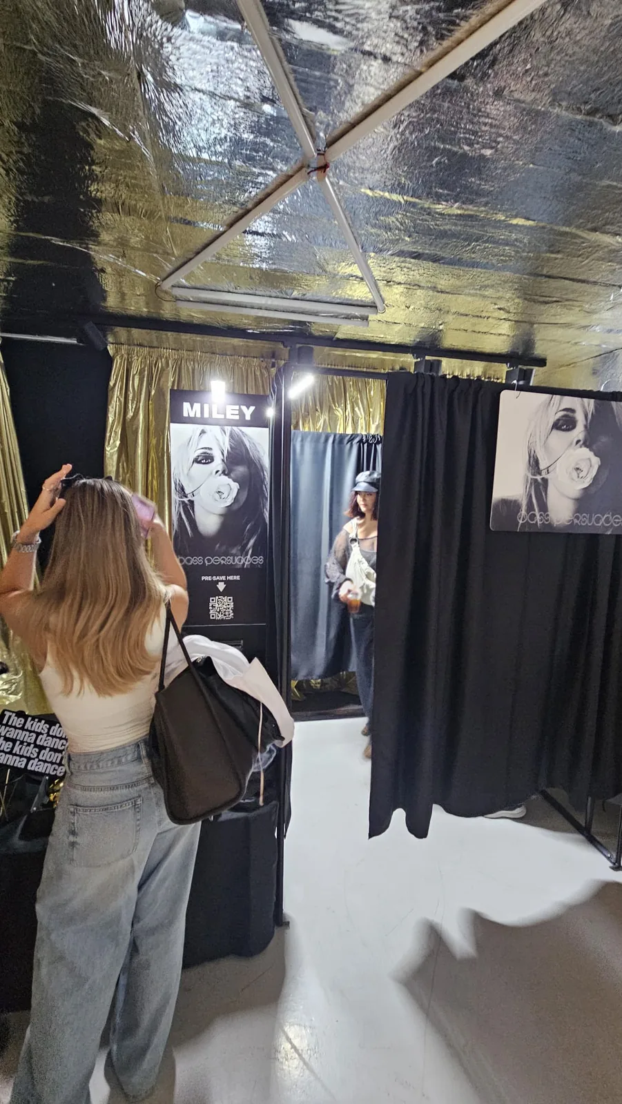 Studiu de caz: Cabină foto închisă la Miley Cyrus Global Listening Party 15 Perspectivă din sală către cabina foto și invitații de la MugShot