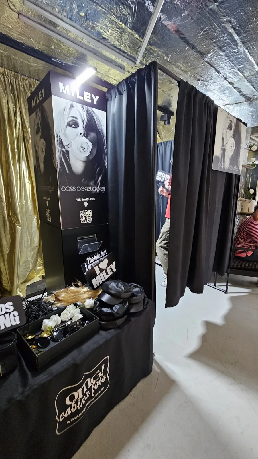 Studiu de caz: Cabină foto închisă la Miley Cyrus Global Listening Party 4 Cabina foto cu panoul grafic Miley și masa cu props-uri personalizate la MugShot