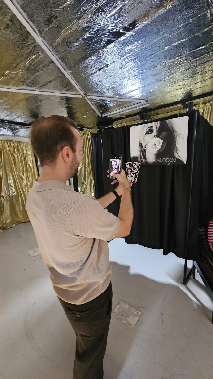 Studiu de caz: Cabină foto închisă la Miley Cyrus Global Listening Party 17 Un invitat fotografiază cabina foto personalizată în timpul listening party-ului