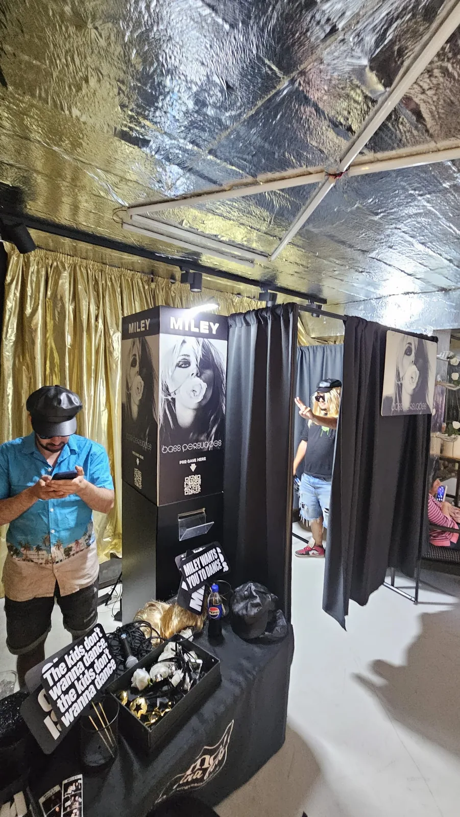 Studiu de caz: Cabină foto închisă la Miley Cyrus Global Listening Party 18 Cabina foto închisă și masa cu props-uri personalizate la MugShot