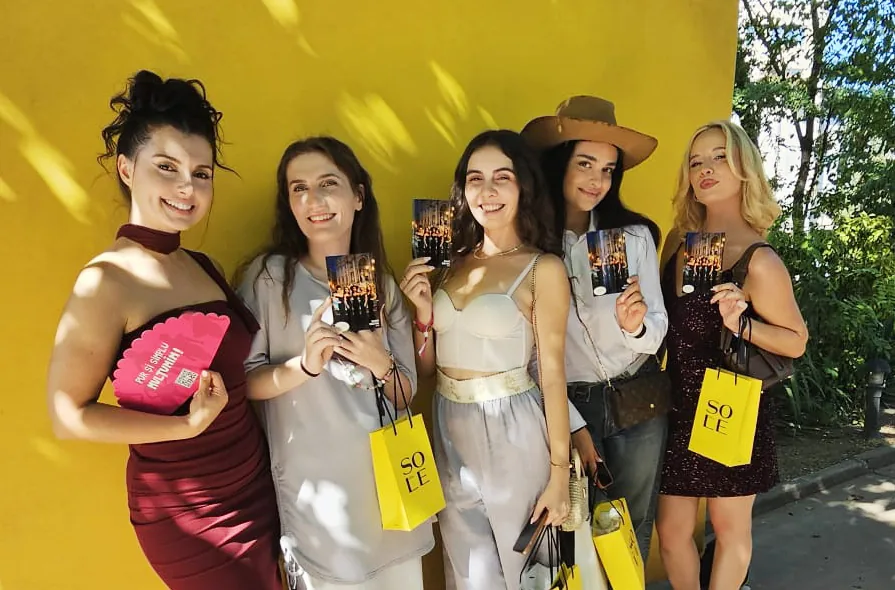 AI Photo Booth la Digital Divas 2026: Siviero Maria × OMG 4 Grup de participante la Digital Divas 2026 ținând fotografiile printate în activarea Siviero Maria