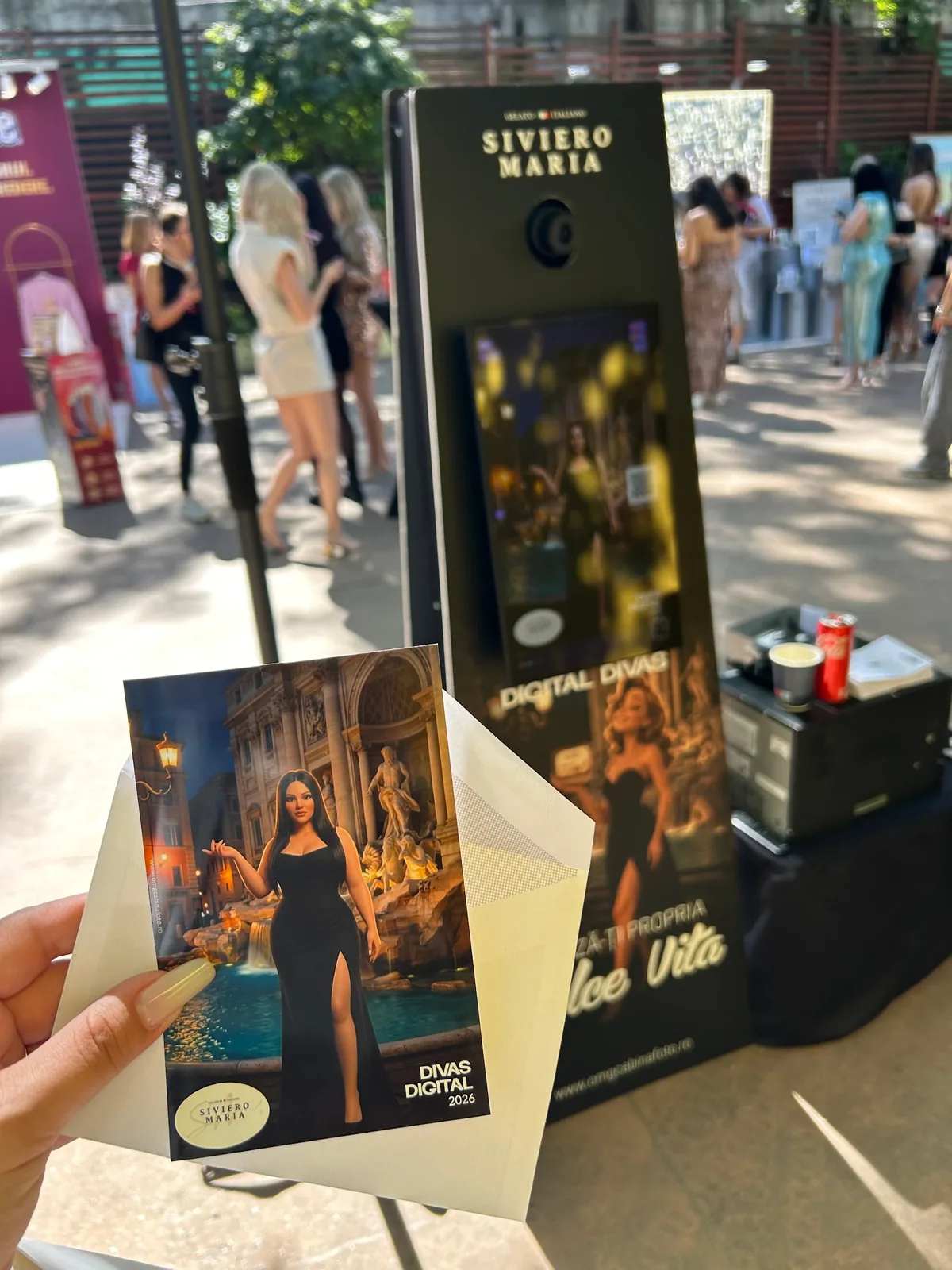 AI Photo Booth la Digital Divas 2026: Siviero Maria × OMG 3 Fotografie AI printată cu grafică realizată după key visualul evenimentului Siviero Maria, în fața device-ului AI Photo Booth