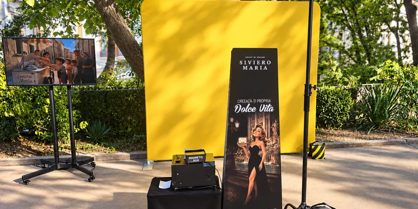 siviero digital divas setup screen Setup-ul AI Photo Booth Siviero Maria la Digital Divas, cu device personalizat integral și ecran TV de 42 de inch care rulează video-ul de brand