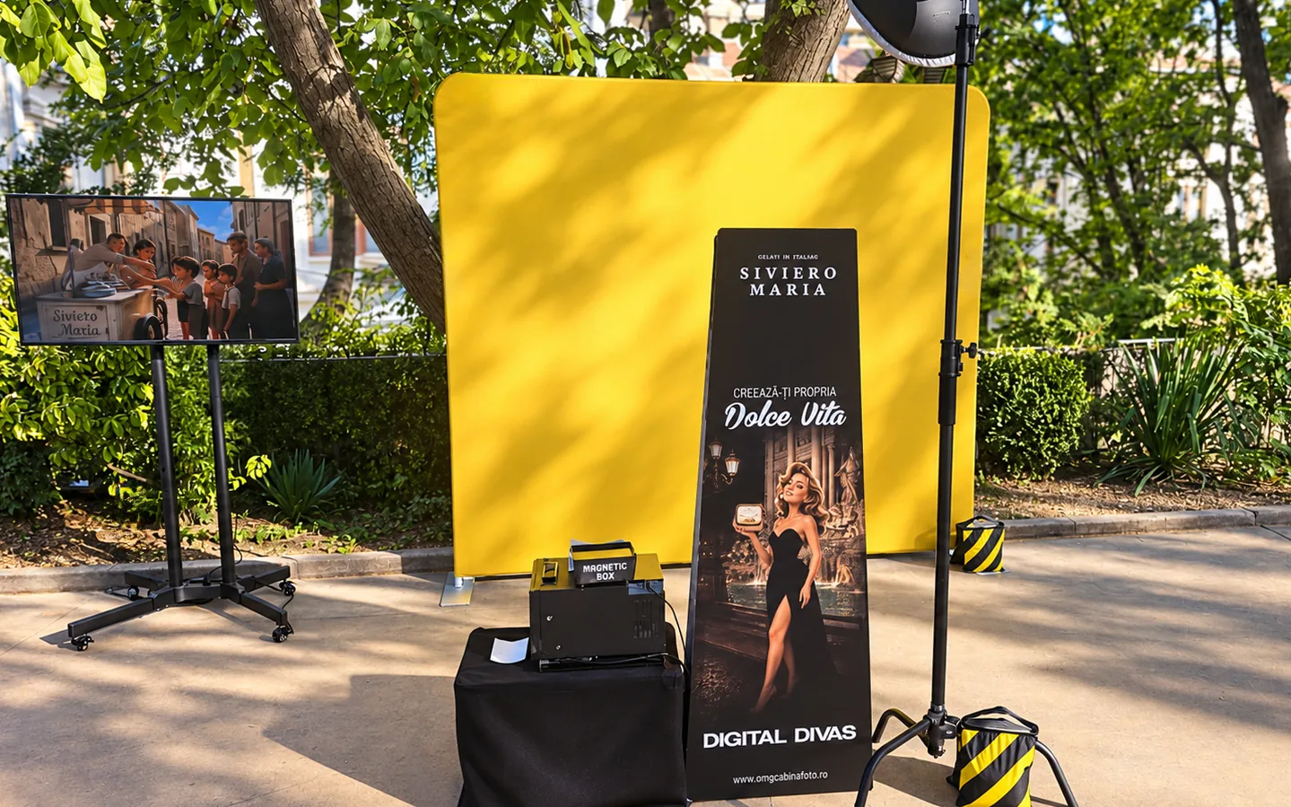 AI Photo Booth la Digital Divas 2026: Siviero Maria × OMG 2 Setup-ul AI Photo Booth Siviero Maria la Digital Divas, cu device personalizat integral și ecran TV de 42 de inch care rulează video-ul de brand
