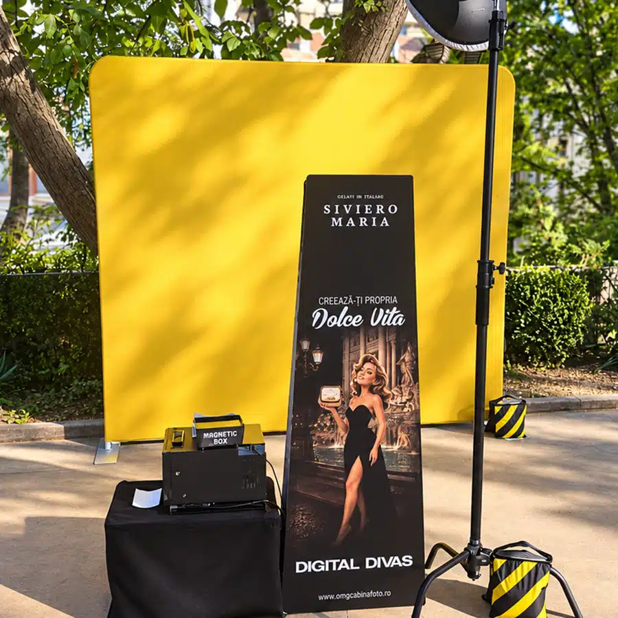 Device Ai Photo Booth + LCD 42 inch cu video Pixar copy Cabină foto AI cu ecran LCD de 42 inch, fundal galben și afiș Digital Divas la un eveniment în aer liber