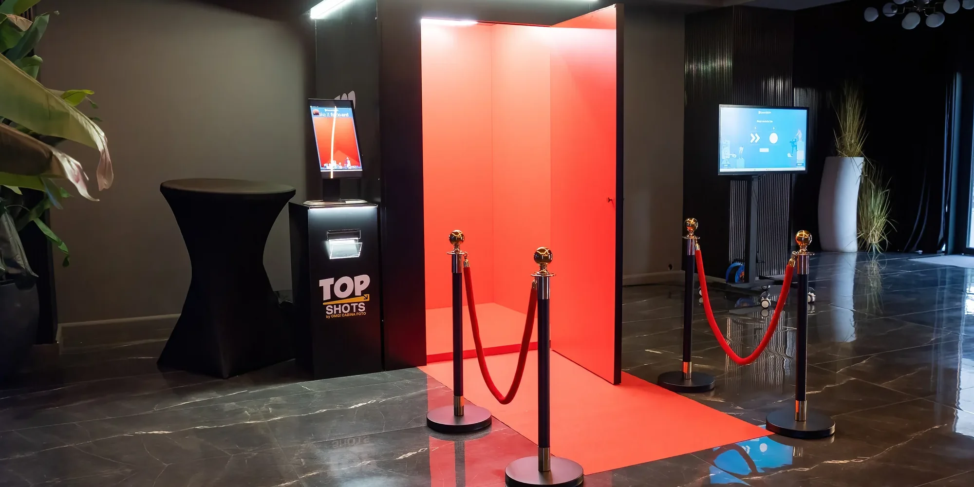 garanti bbva top shots cabina principala Instalația Top Shots cu interior roșu și covor roșu la petrecerea Garanti BBVA de la Face Club București