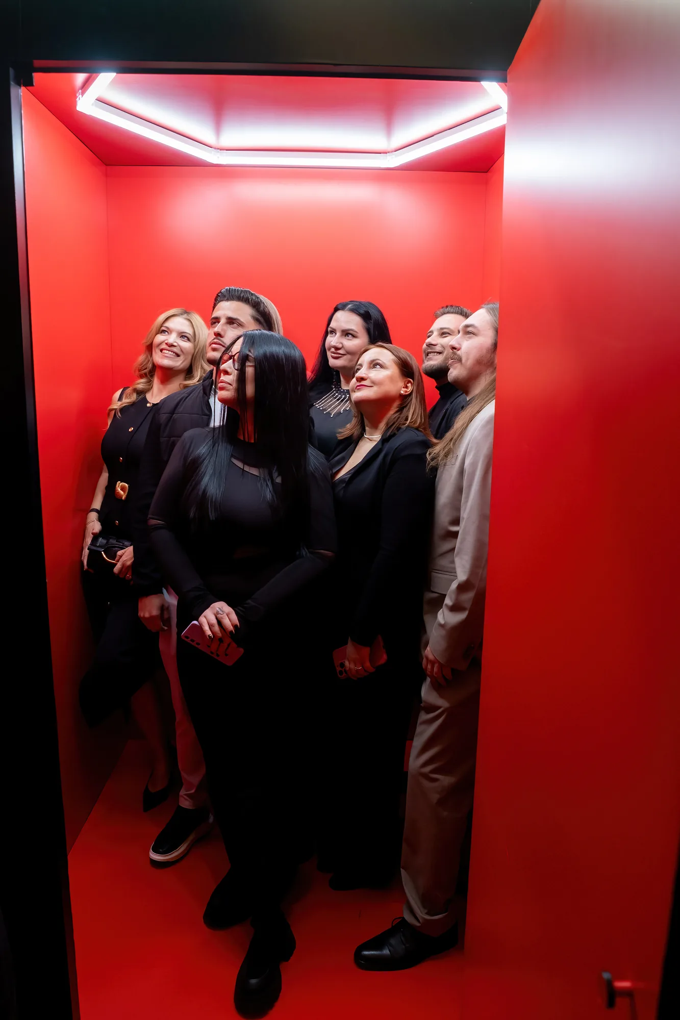 Top Shots alături de Garanti BBVA la Face Club 16 Grup de participante pozând în interiorul roșu al cabinei Top Shots