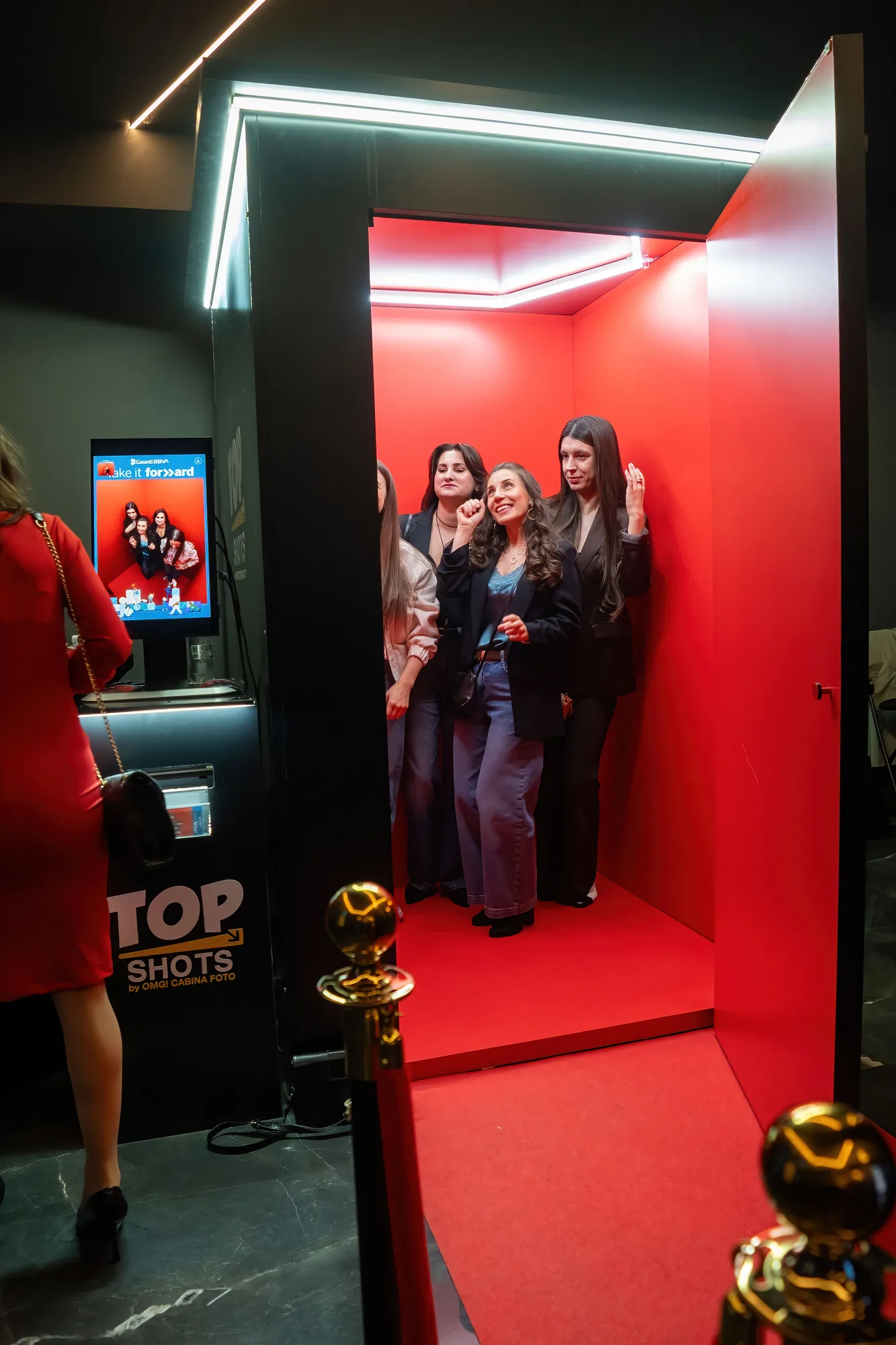 Top Shots alături de Garanti BBVA la Face Club 19 Trei participante pregătite pentru o fotografie de sus în cabina Top Shots