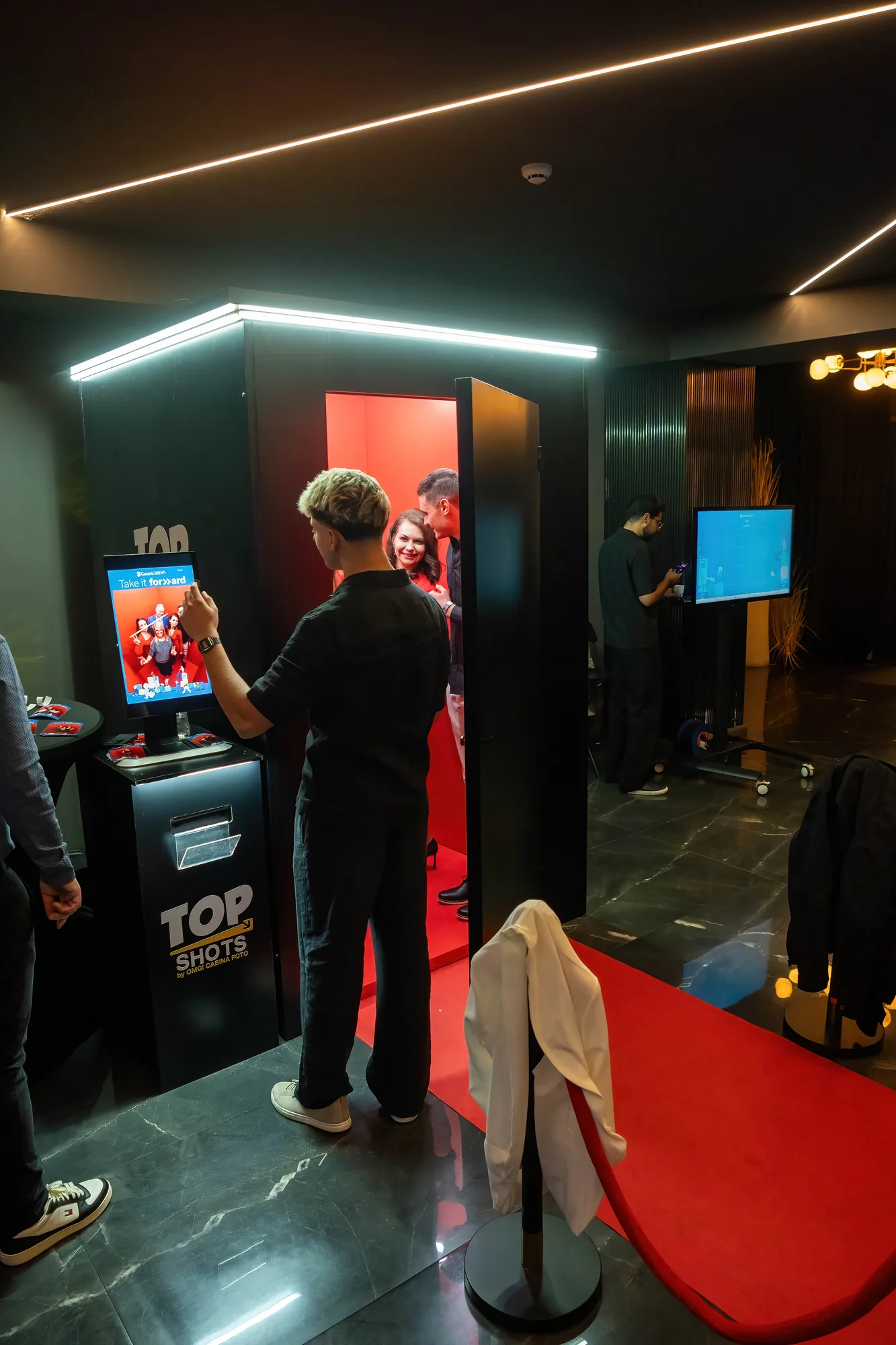 Top Shots alături de Garanti BBVA la Face Club 18 Participant folosind ecranul stației Top Shots la petrecerea Garanti BBVA