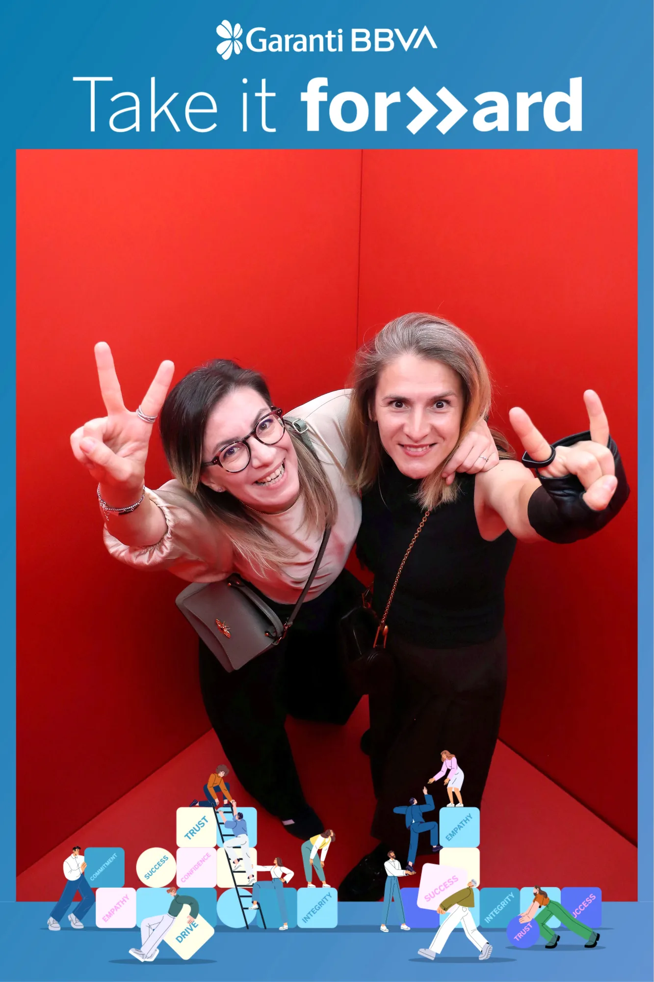 Top Shots alături de Garanti BBVA la Face Club 7 Două participante fotografiate de sus în interiorul roșu al cabinei Top Shots