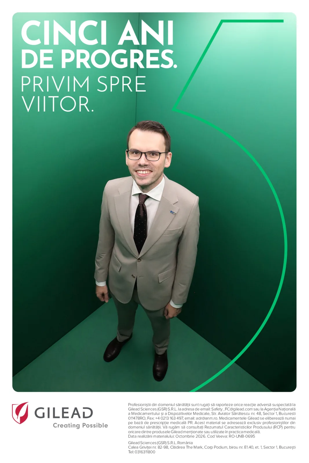 Top Shots pentru Gilead la Congresul Național de Oncologie 2026 7 Portret realizat de sus cu un participant în interiorul verde al cabinei Top Shots Gilead
