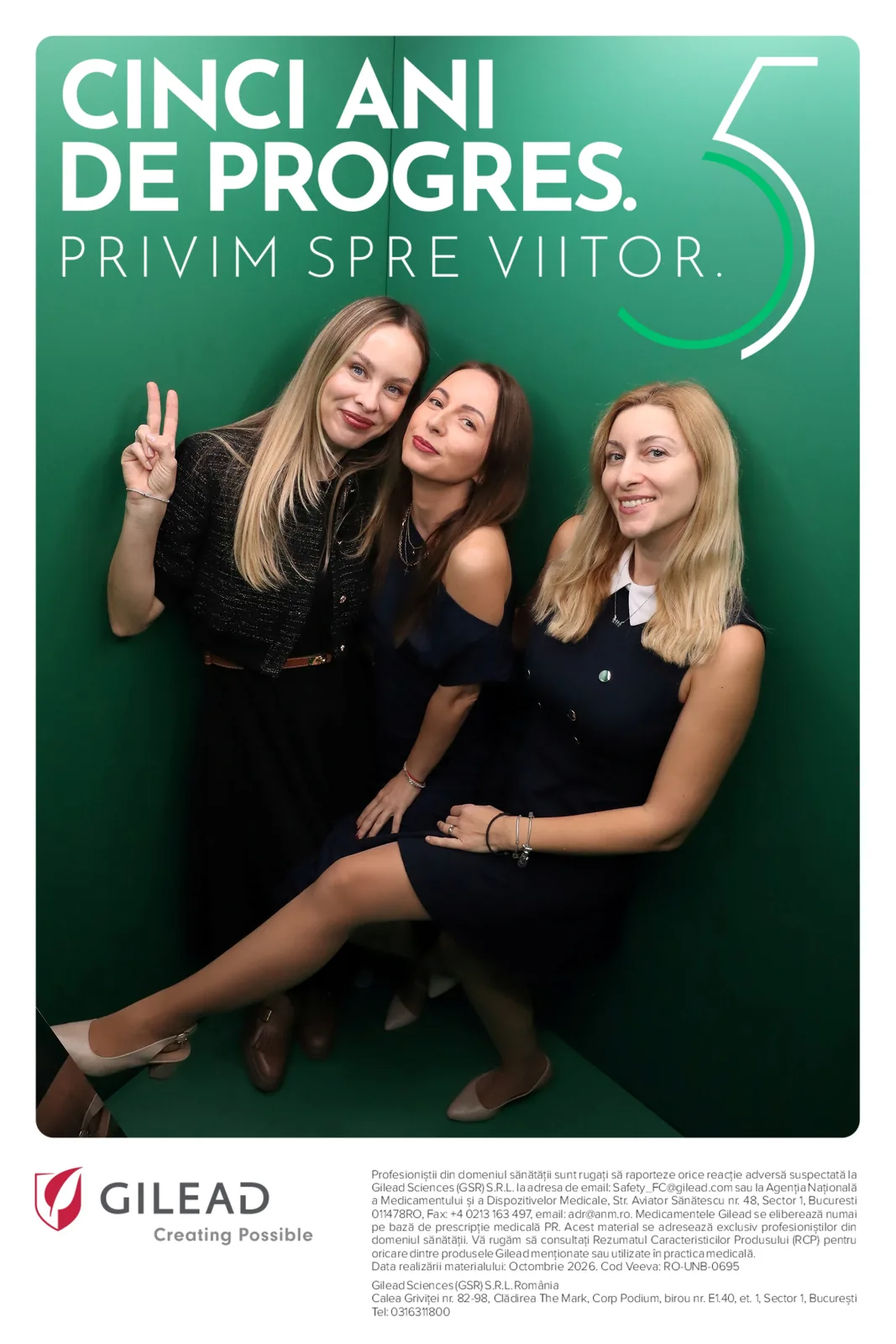 Top Shots pentru Gilead la Congresul Național de Oncologie 2026 10 Trei participante pozând împreună în interiorul verde al cabinei Top Shots