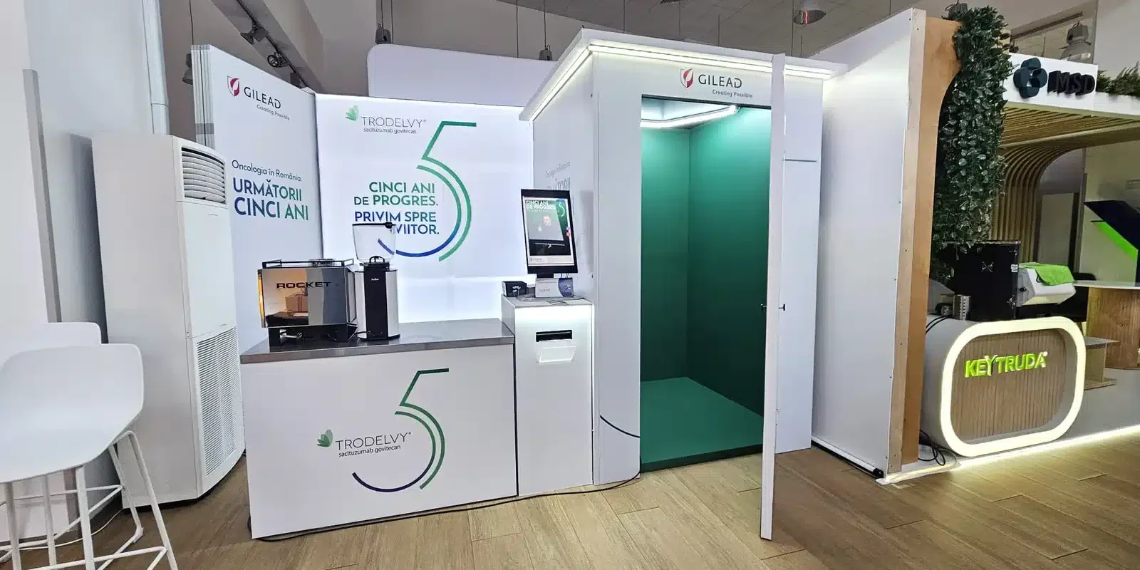 top shots gilead snomr stand complet Cabina Top Shots personalizată pentru Gilead, amplasată în standul de la congresul SNOMR din Poiana Brașov