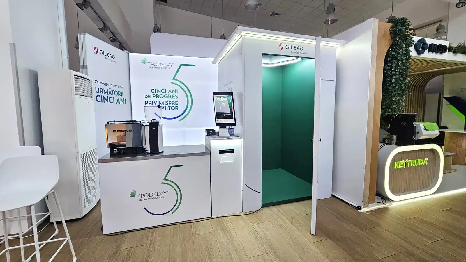 Top Shots pentru Gilead la Congresul Național de Oncologie 2026 13 Cabina Top Shots personalizată pentru Gilead, amplasată în standul de la congresul SNOMR din Poiana Brașov